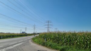 Kraftwerk mit Stromleitungen und Bundesstraße