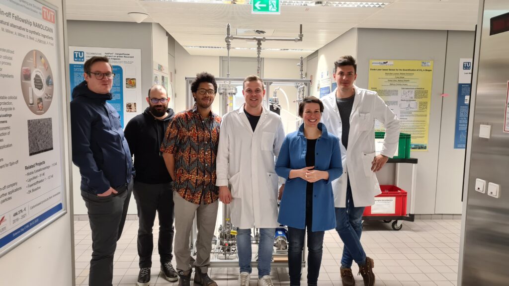 kleinkraft und TU Team vor Demonstrator Prototyp zur CO2-Nutzung