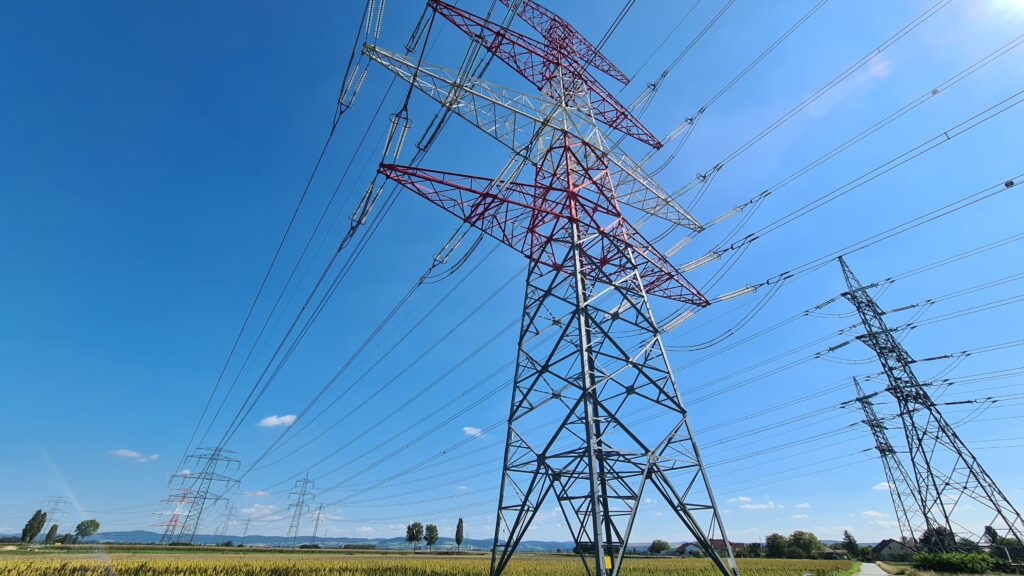 Stromleitungen verbinden Energiegemeinschaften