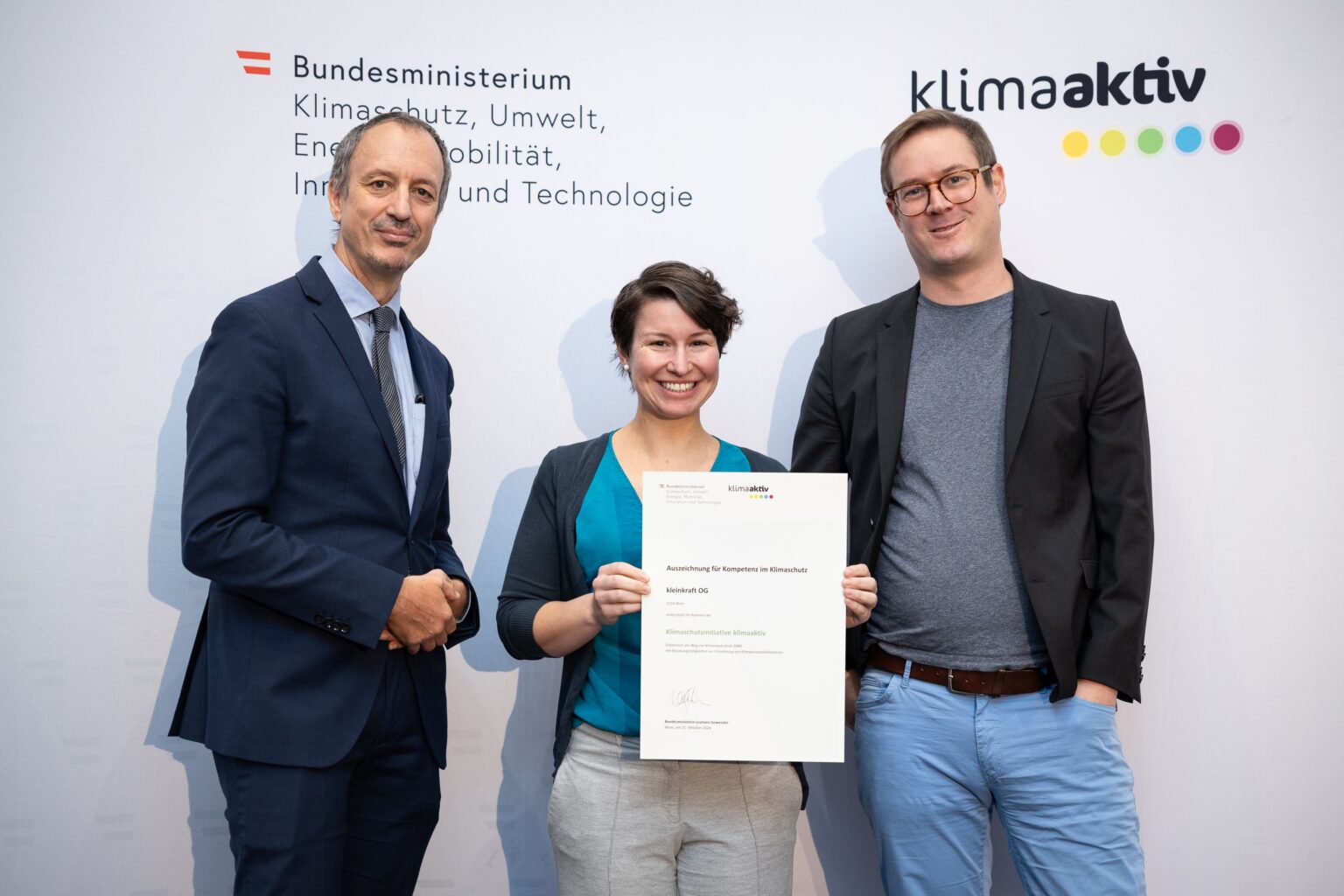 Magdalena Teufner-Kabas und Florian Kabas mit Jürgen Schneider (BMK)