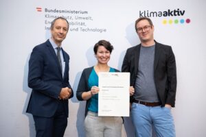 Magdalena Teufner-Kabas und Florian Kabas mit Jürgen Schneider (BMK)